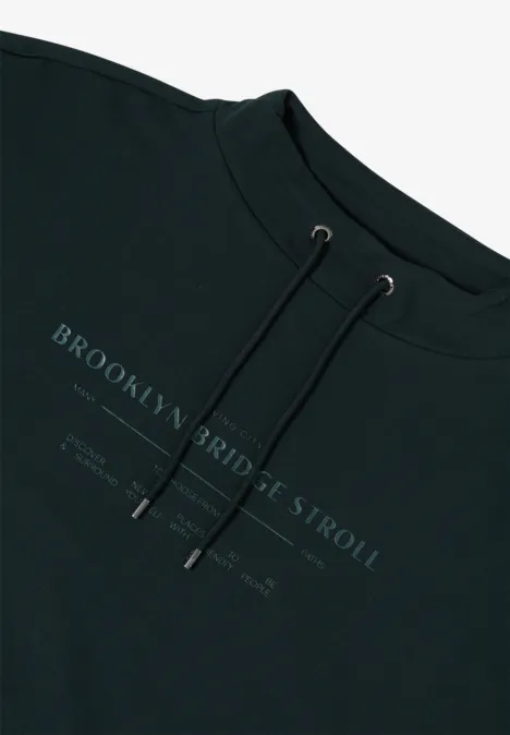 Dunkler Hoodie mit Schriftzug 'Brooklyn Bridge Stroll' und Kordeln am Kragen.